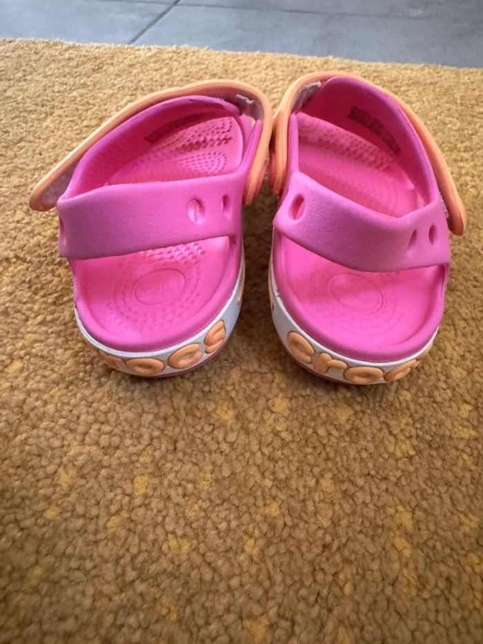 Sandales fille crocs Pointure C9 = 25/26 - photo numéro 2