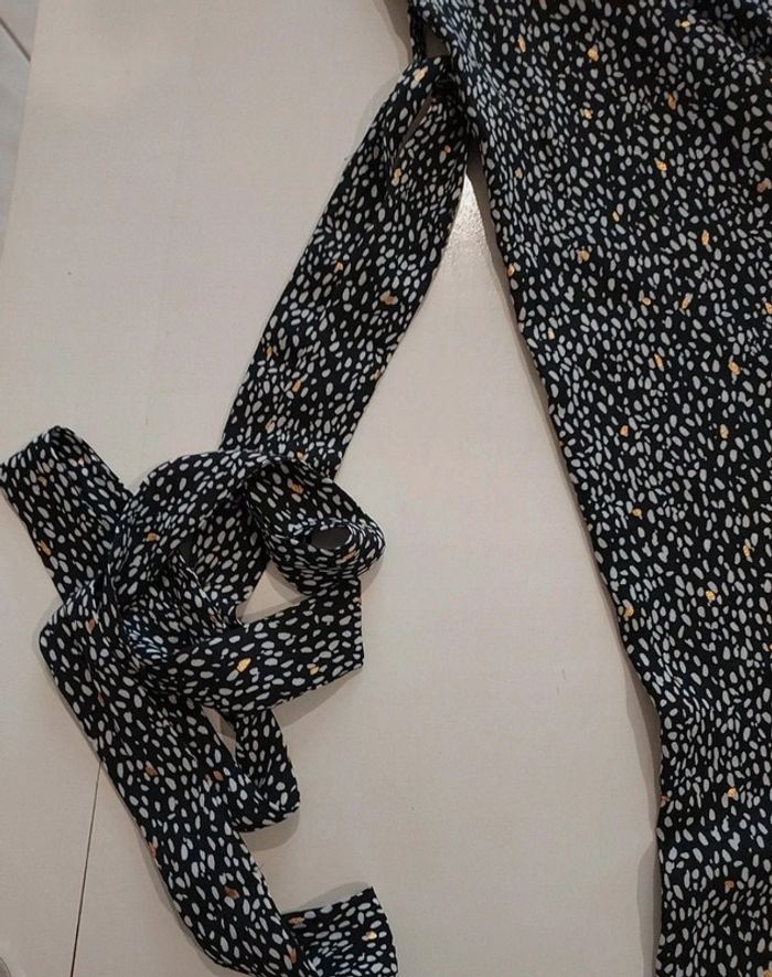 Robe noire avec inclusions blanches et dorées - photo numéro 6