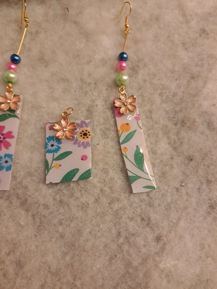 Boucles d'oreilles pendante avec pendentif multicolore en résine - photo numéro 4