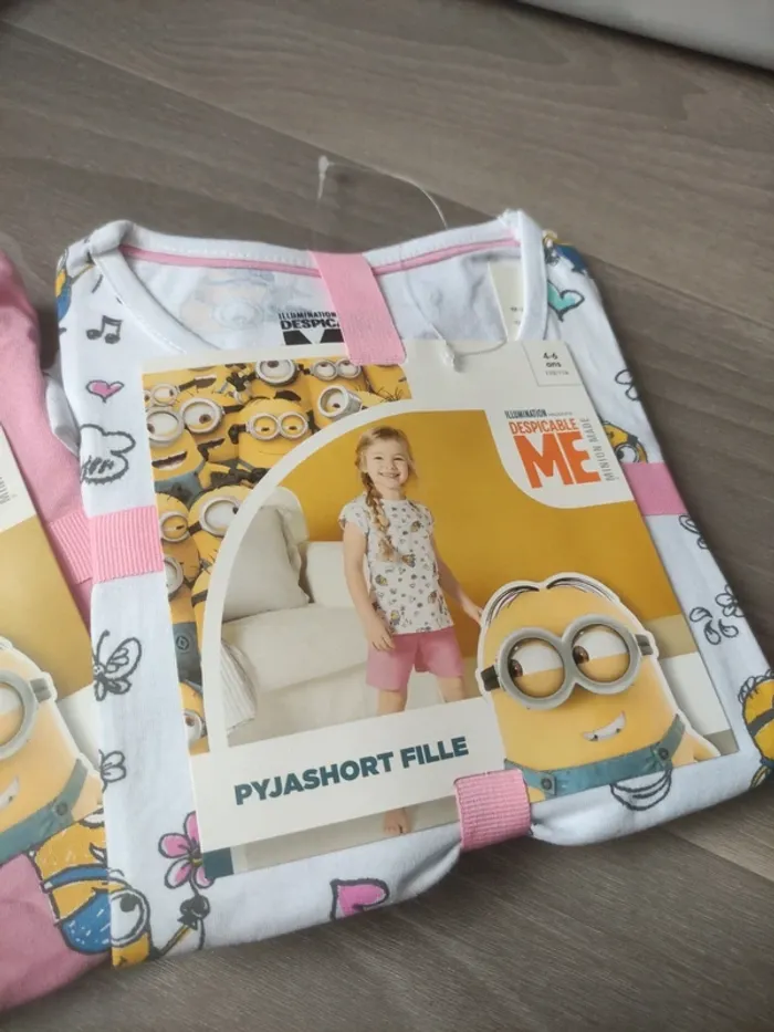 Lot de deux pyjamas short les minions neuf avec étiquette taille 4-6 ans - photo numéro 3