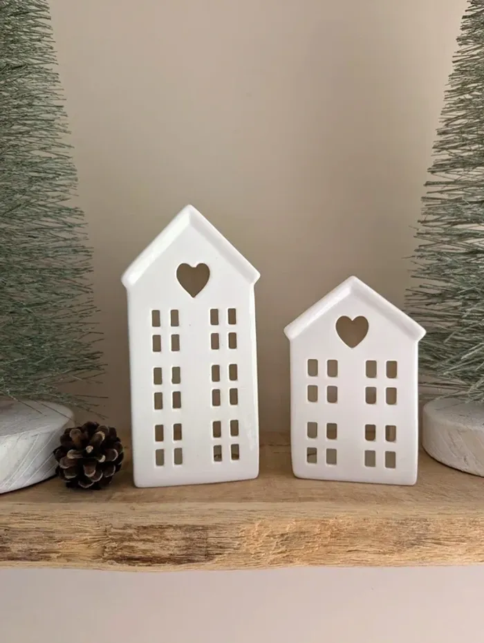 Petite maisonnette blanche lumineuse en céramique, éclairage LED - photo numéro 2