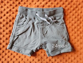 Short vert kaki 