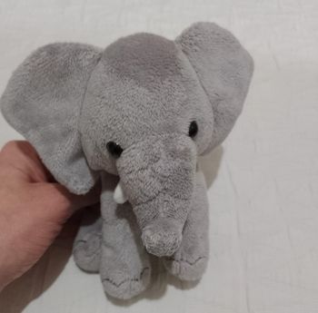 Petit éléphant en peluche
