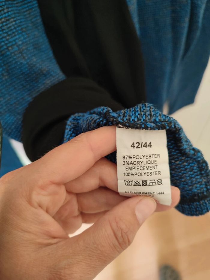 Pull léger bleu et noir en 42 Ligne à suivre - photo numéro 5