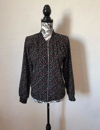 Sublime veste fleuries 🥰 de chez kiabi  taille S ou 16 ans