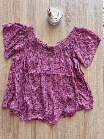 Haut motifs rose
