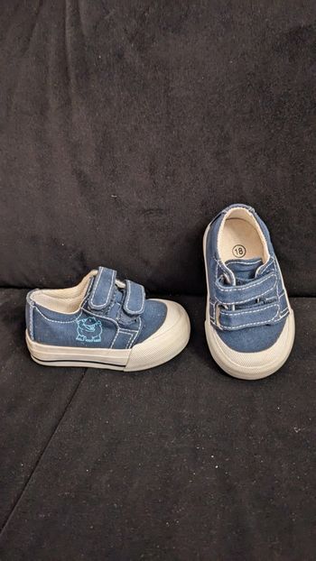 Paire de petites baskets garçon pointure 18
