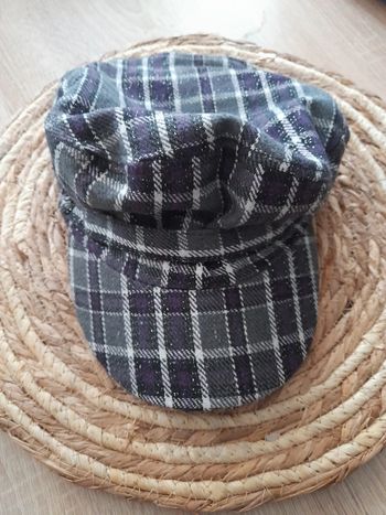 Casquette à carreaux violet et gris