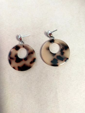 Boucles d’oreilles rondes effet écaille – Style vintage chic