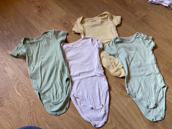 Lot bodies 12 mois