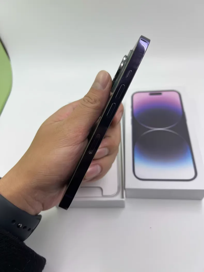 Une iphone quatorze pro max - photo numéro 4