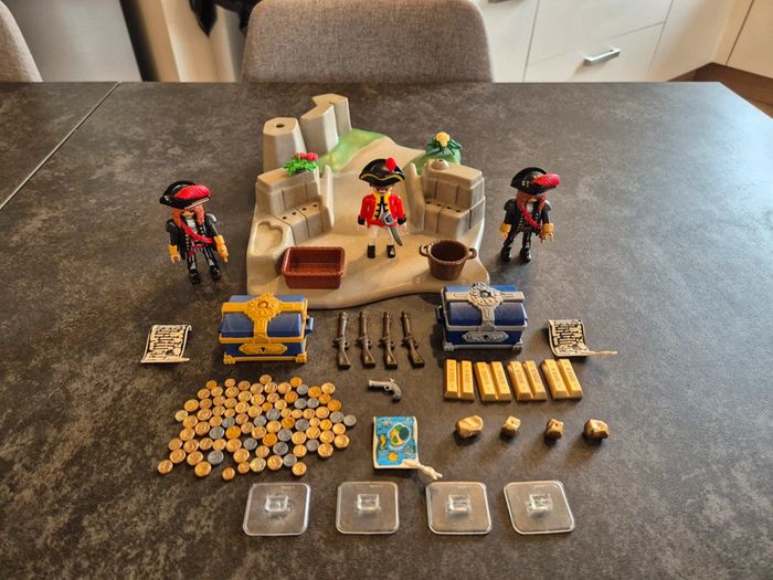 Playmobil Décor avec 3 personnages dont 1 soldat anglais et 2 pirates et accessoires armes or