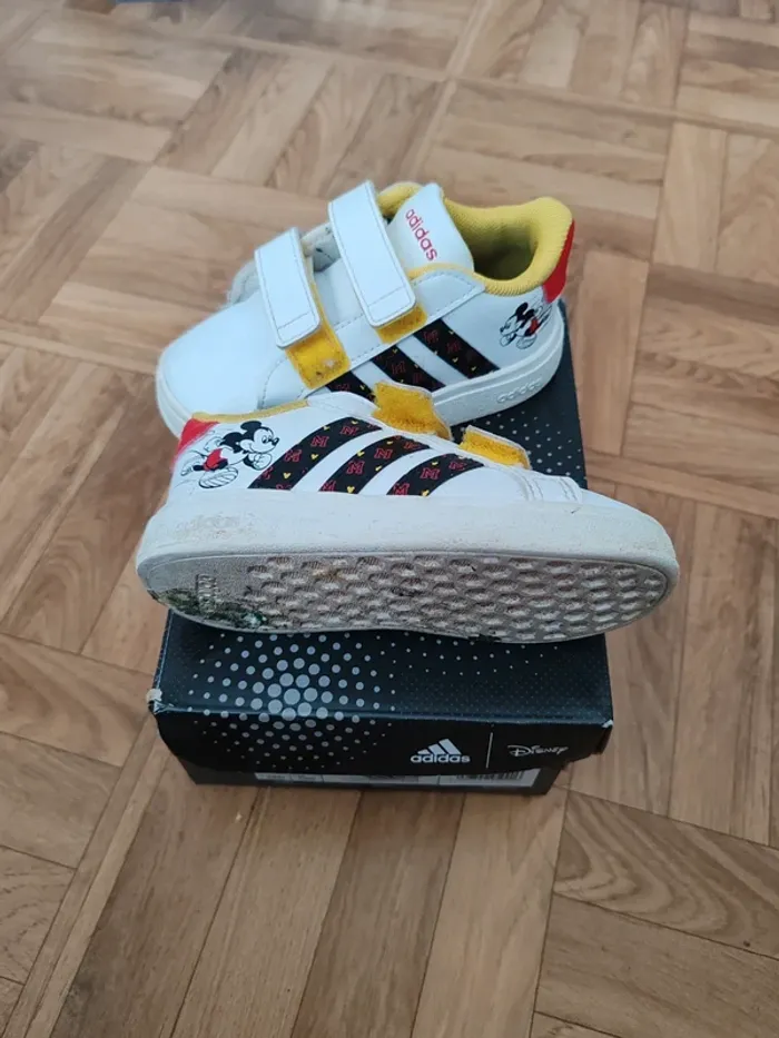 Basket adidas mickey 22