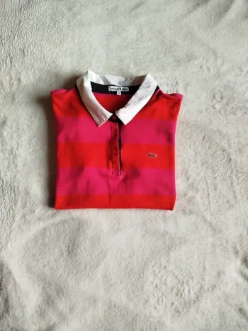 Polo femme Lacoste orange et rose avec col blanc