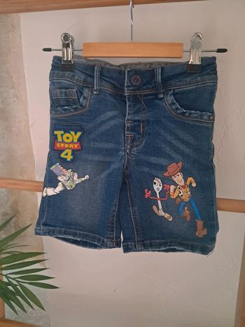 Short en jeans toy story 3 ans très bon état