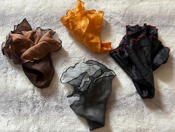 4 pochettes en soie de costume