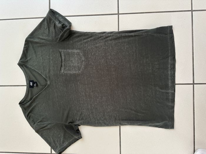 tee shirt kaki col V taille 34 H&M avec petite poche - photo numéro 4