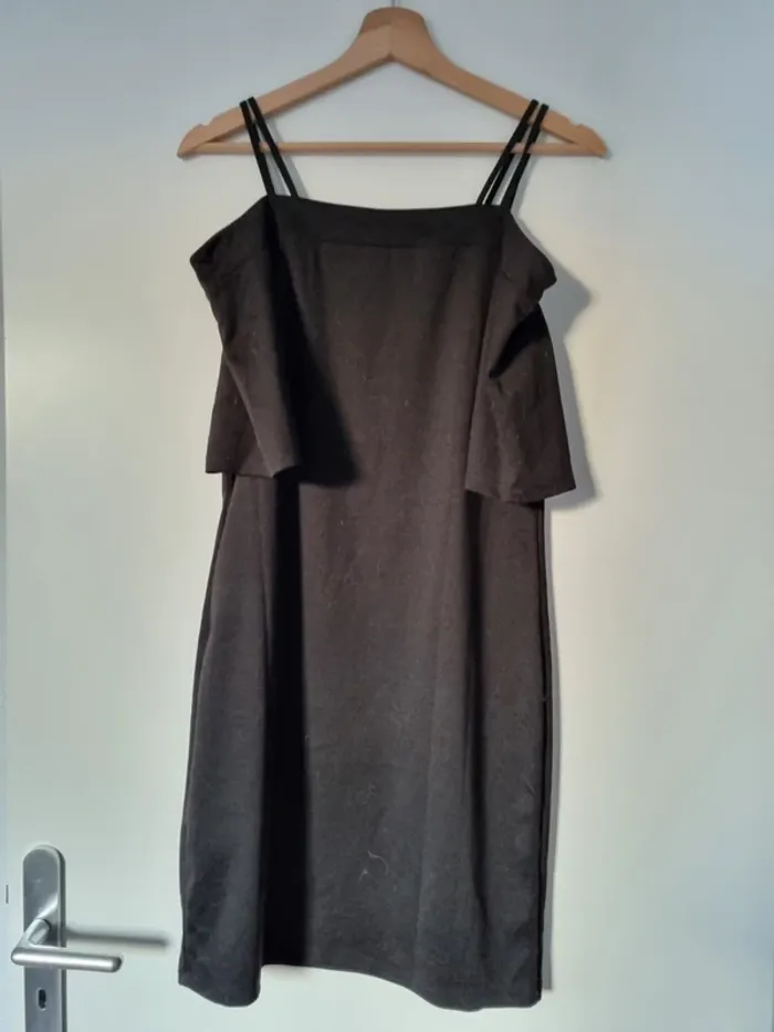 Robe noire prêt du corps - photo numéro 2
