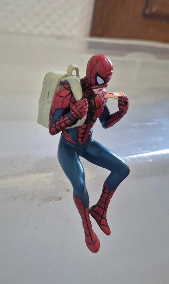 Figurine Spiderman qui mange une pizza 🍕. - photo numéro 2
