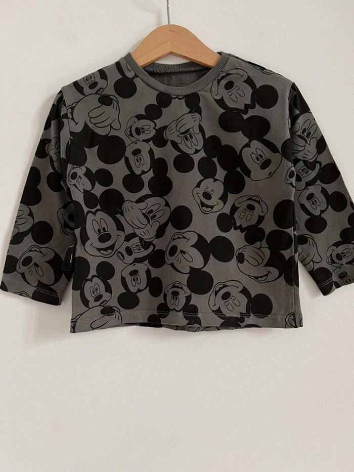 Teeshirt ML gris anthracite et dessins noirs Mickey - Taille 24 Mois (92cm) - photo numéro 2