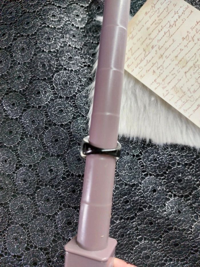 Magnifique bague vintage 00's noire et blanche, en résine. - photo numéro 7