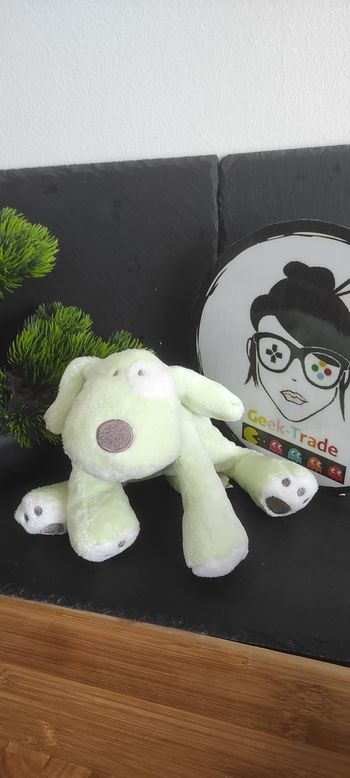 Doudou chien couché vert cocard blanc peluche obaibi okaidi blanc gris jaune