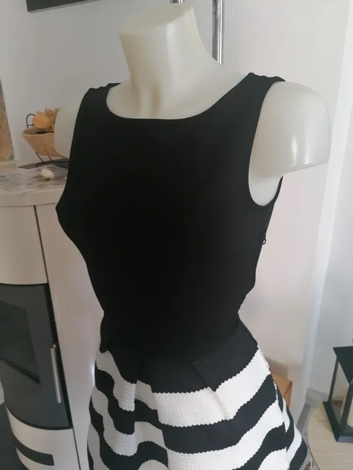 Robe originale naf naf XS. - photo numéro 2