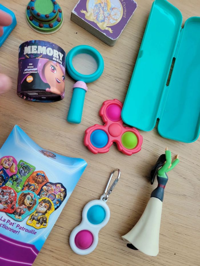 Lot Jouet en vrac dont disney my little pony pop it accessoires poupon etc - photo numéro 5