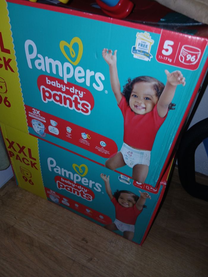 Couches pants pampers jours taille 5 - photo numéro 2