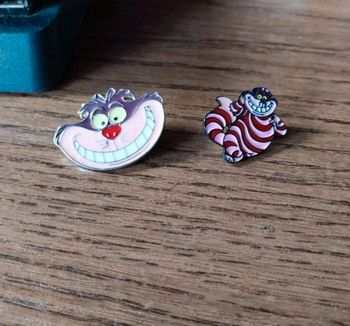 2 pins Disney fantasy cheshire,  alice aux pays des merveilles