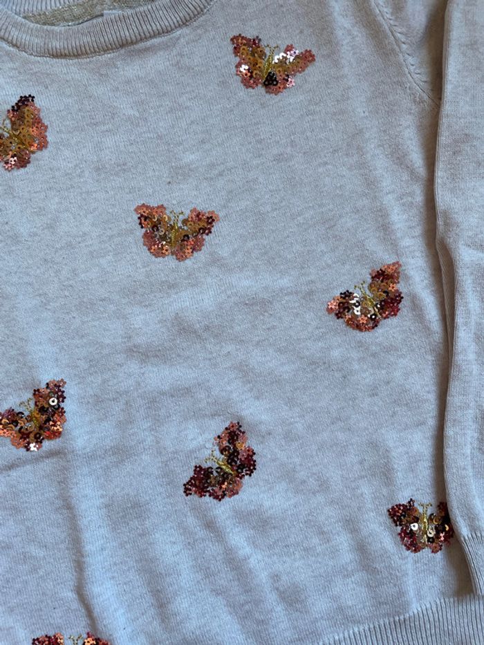 Pull coton léger fille Primark 6-7 ans. Beige et papillons sequins - photo numéro 2