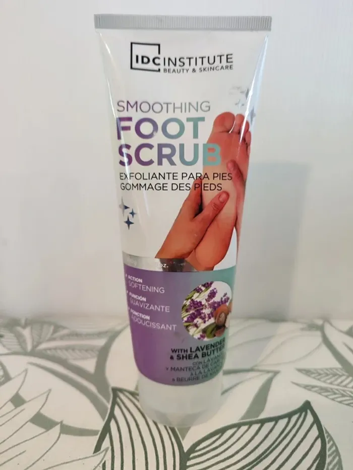 Idc institute gommage des pieds 300g valeur 6€  à utiliser 12 mois après ouverture