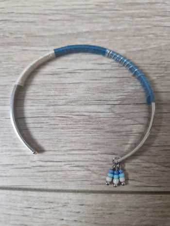 Bracelet fantaisie bleu, crème et argenté