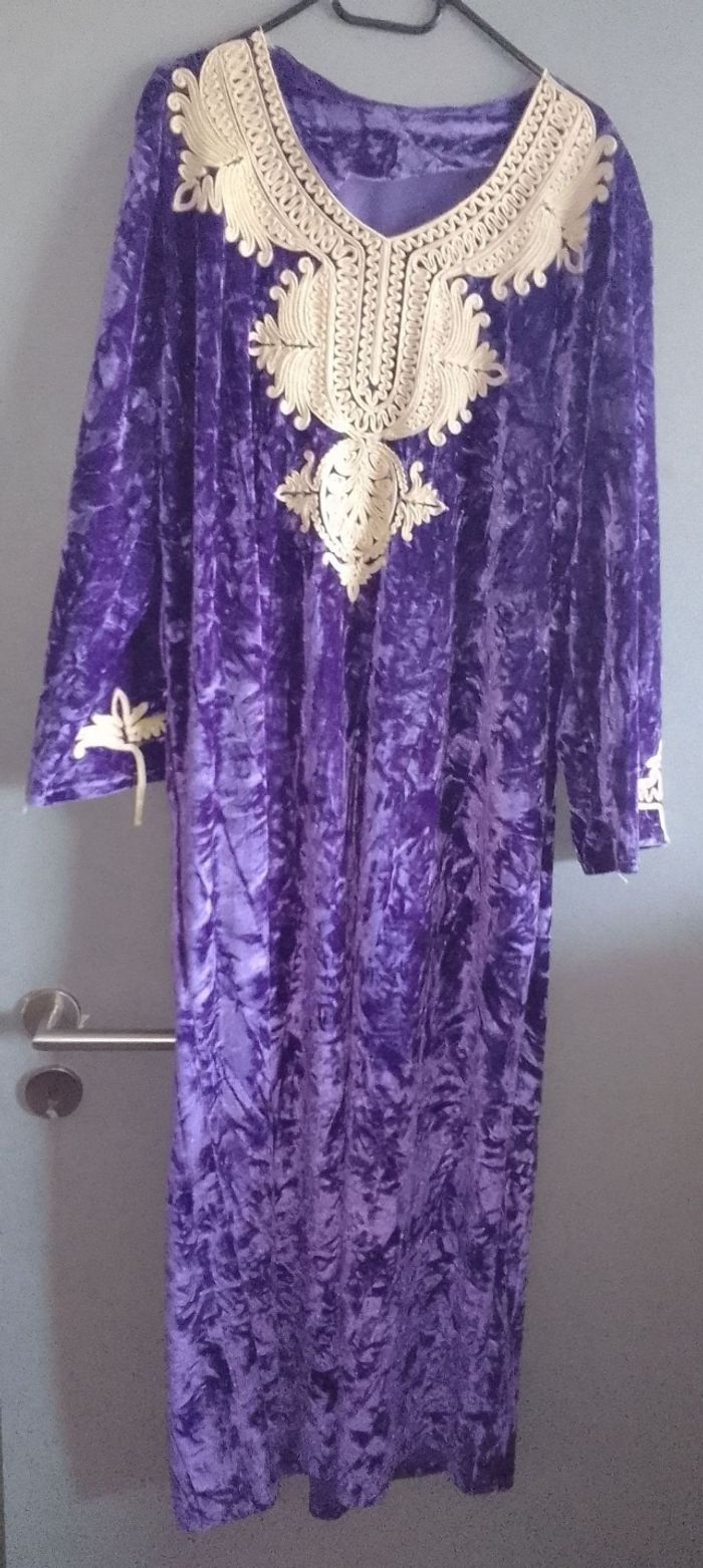 🌺 belle robe de nuit en velours violet et brodée seulement 8 eur 🌺 - photo numéro 4