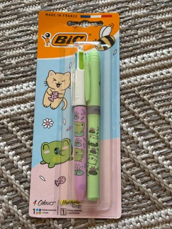 Lot stylo 4 couleurs et surligneur BIC