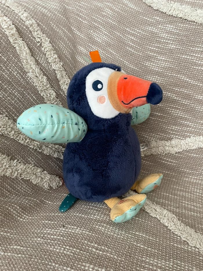 Peluche doudou d’activité 26cm Kaloo Alban le toucan bleu et orange très bon état - photo numéro 2