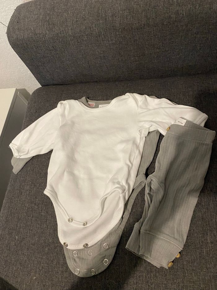 Lot bodies et pantalon - photo numéro 2