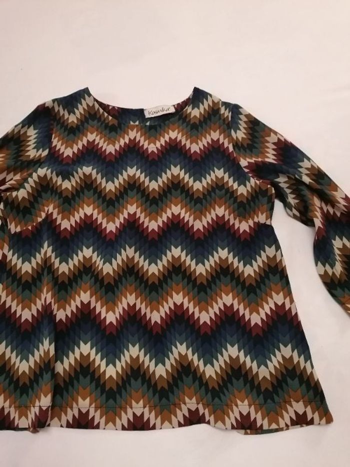 Belle Blouse tissu très aérien et léger. Petite ouverture au dos