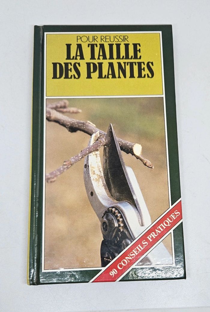 "Pour réussir la taille des plantes".
95 pages.
Gründ.
ISBN : 2.7000.6116.0