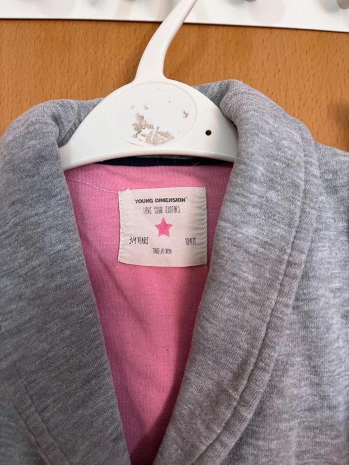 Veste d’intérieur couleur grise en taille 3 ans - photo numéro 2