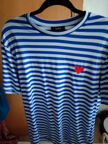 T-shirt rayé bleu, blanc petit cœur rouge M