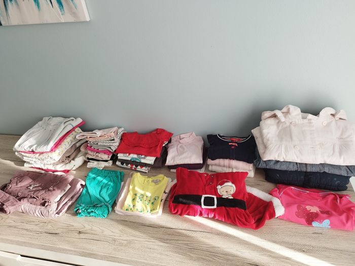 Lot de 46 vêtements fille 12 mois