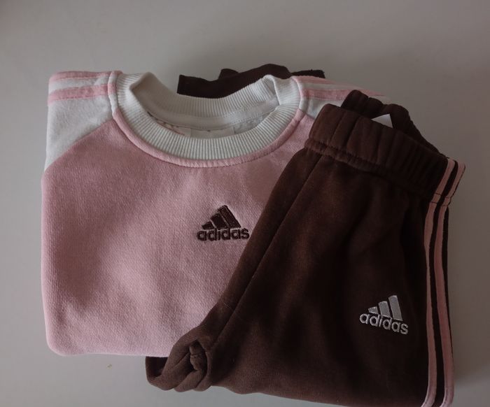 Ensemble survêtement jogging. 2 ans . Adidas. Rose  blanc marron . Coton polyester. Très bon état