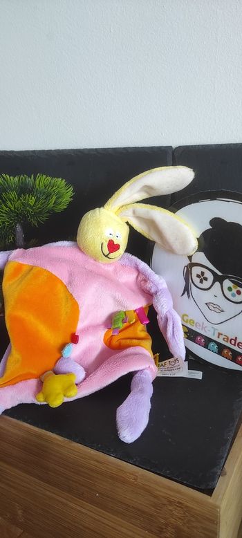 Taf Toys Doudou Lapin Plat Taf Toys violet coeur orange rose jaune Bleu Vert