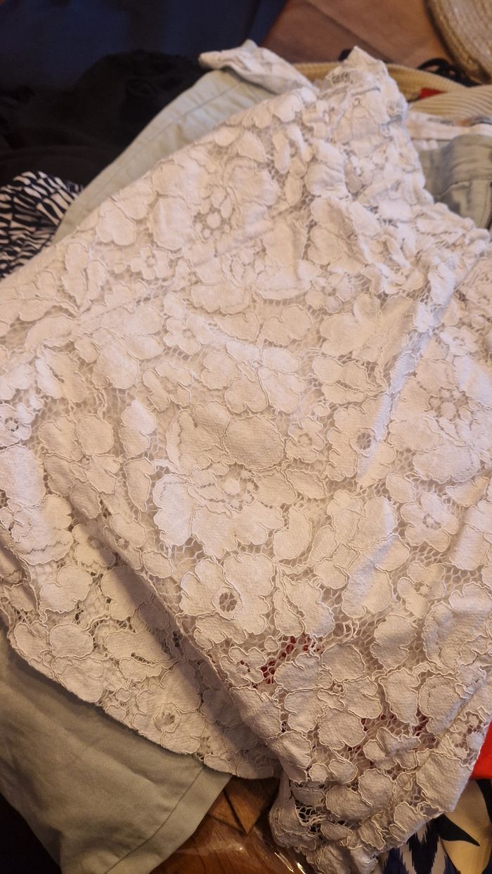 Gros lot vêtement femme taille 402 maillot de bain
2 pantalon 
1 robe longue 
1 bonnet 
3 robes
1chemise 
2 gilet 
4 écharpe foulard 
1 pull 
1 combi 
6 debardeur 
3 chemisier
1 robe manche longue 
2 short 
3 t shirt 
Certain article son neuf !! - photo numéro 10