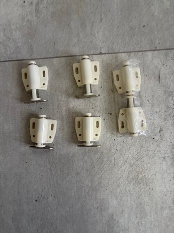 Loquet d’armoire aimantée 