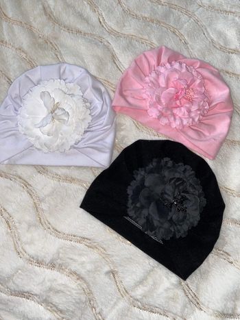 Lot de trois bonnet, bébé fille