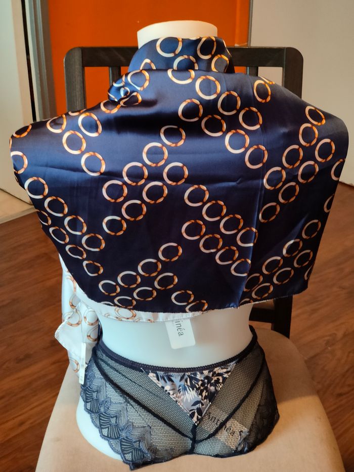 Écharpe en soie imprimée cercles dorés – accessoire mode femme - photo numéro 2