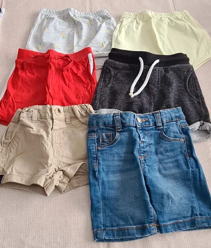 Lot vêtements bébé taille 6 mois (54 articles) - photo numéro 2