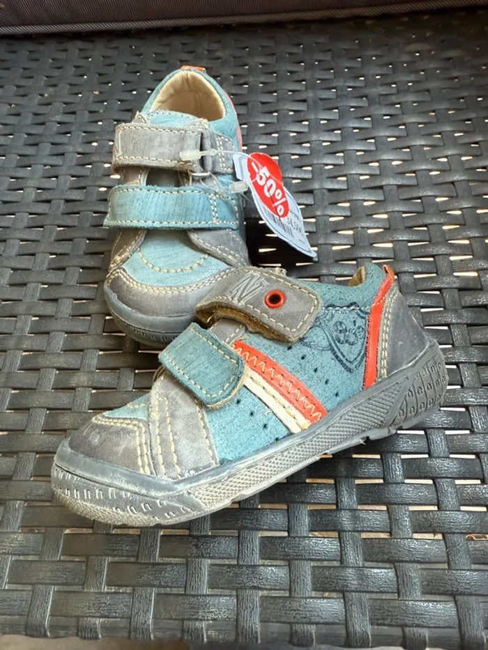 Neuves avec étiquette chaussures premiers pas en cuir marque Noël pointure 19